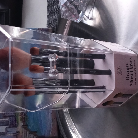 Beauty Must Haves Brush Set - Picture 4 of 6